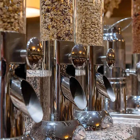 Moevenpick Airport 4*